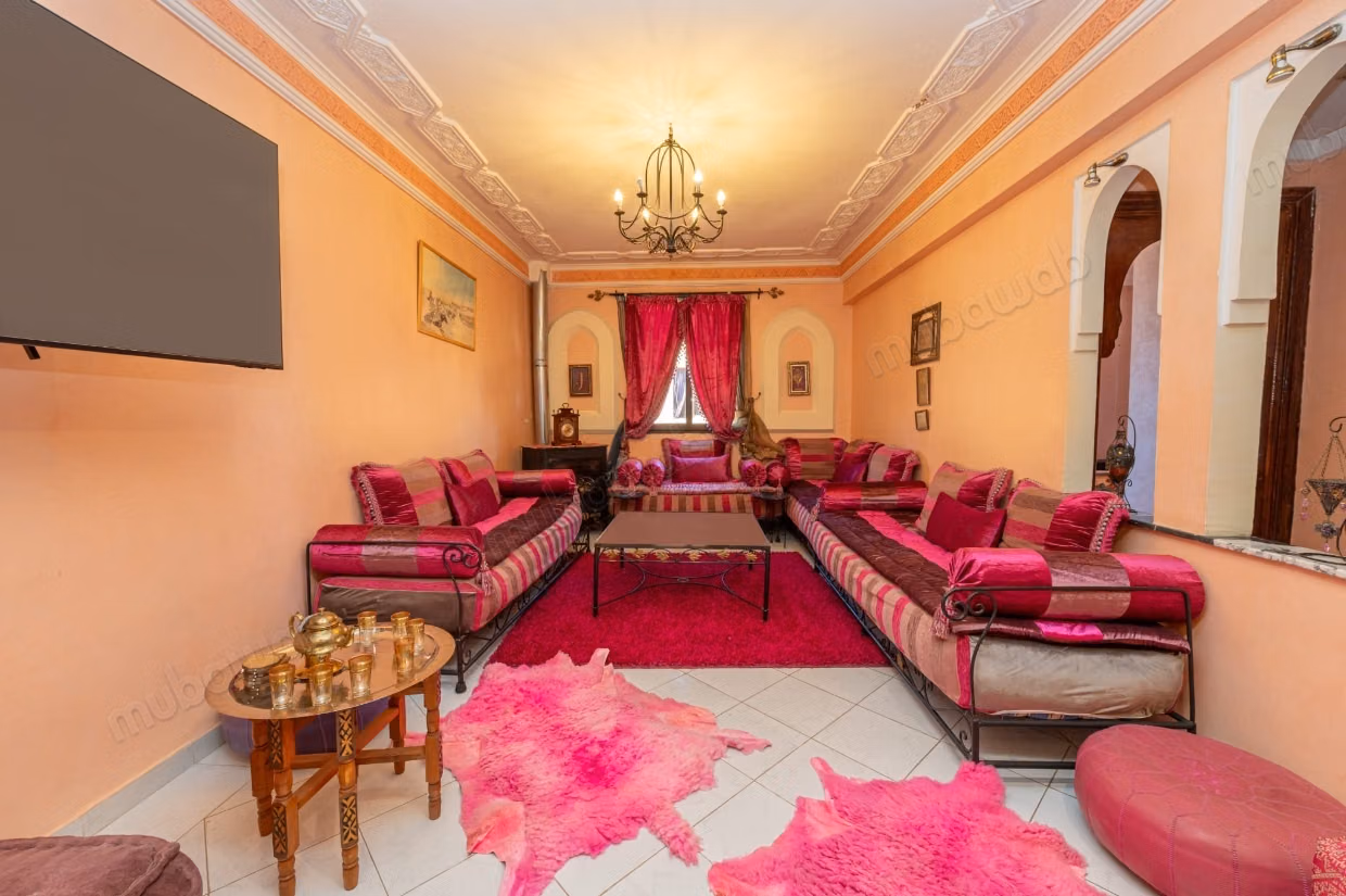 Très bel appartement en location à Route de Fez. 
2 belles chambres. 
Meublé