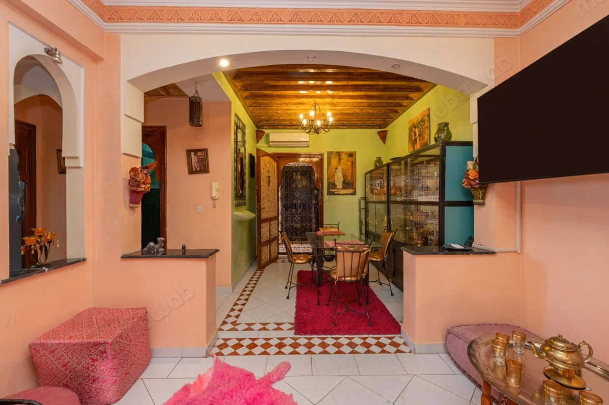 Très bel appartement en location à Route de Fez. 
2 belles chambres. 
Meublé