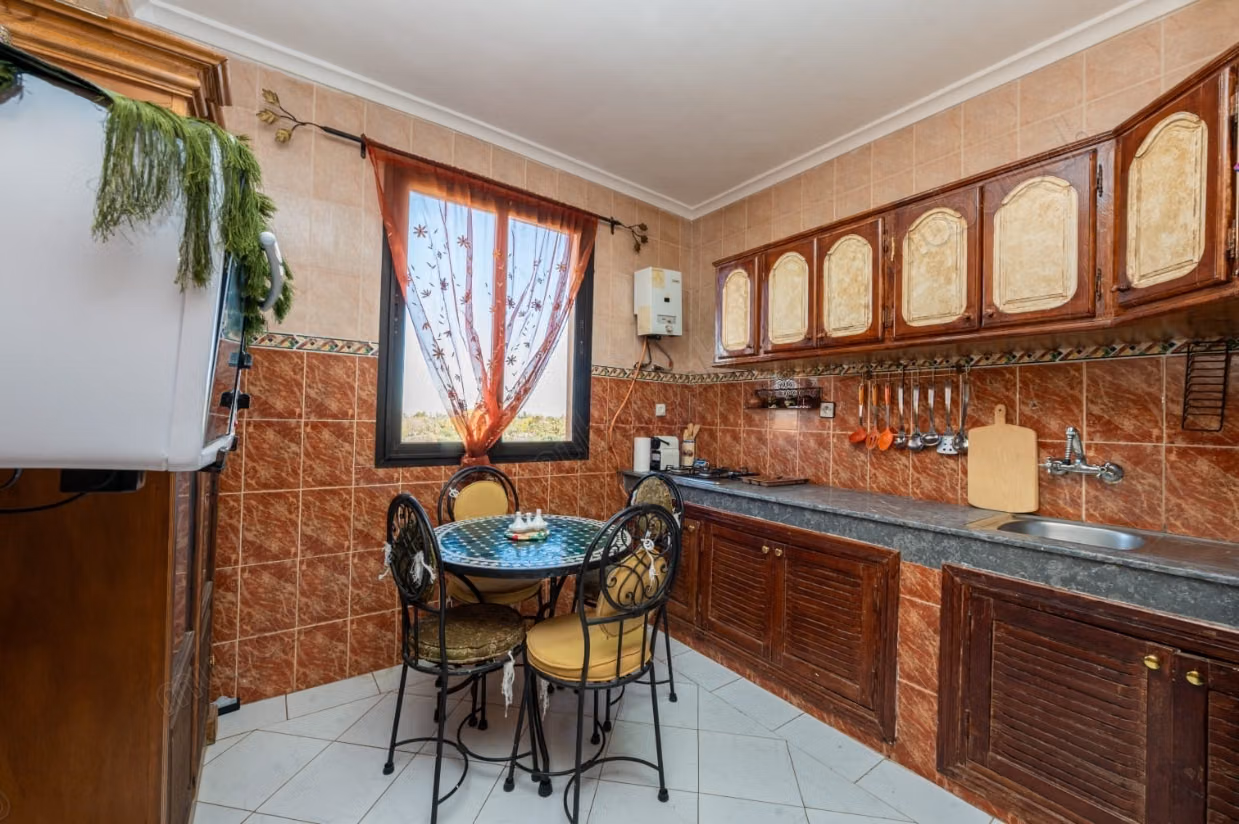 Très bel appartement en location à Route de Fez. 
2 belles chambres. 
Meublé