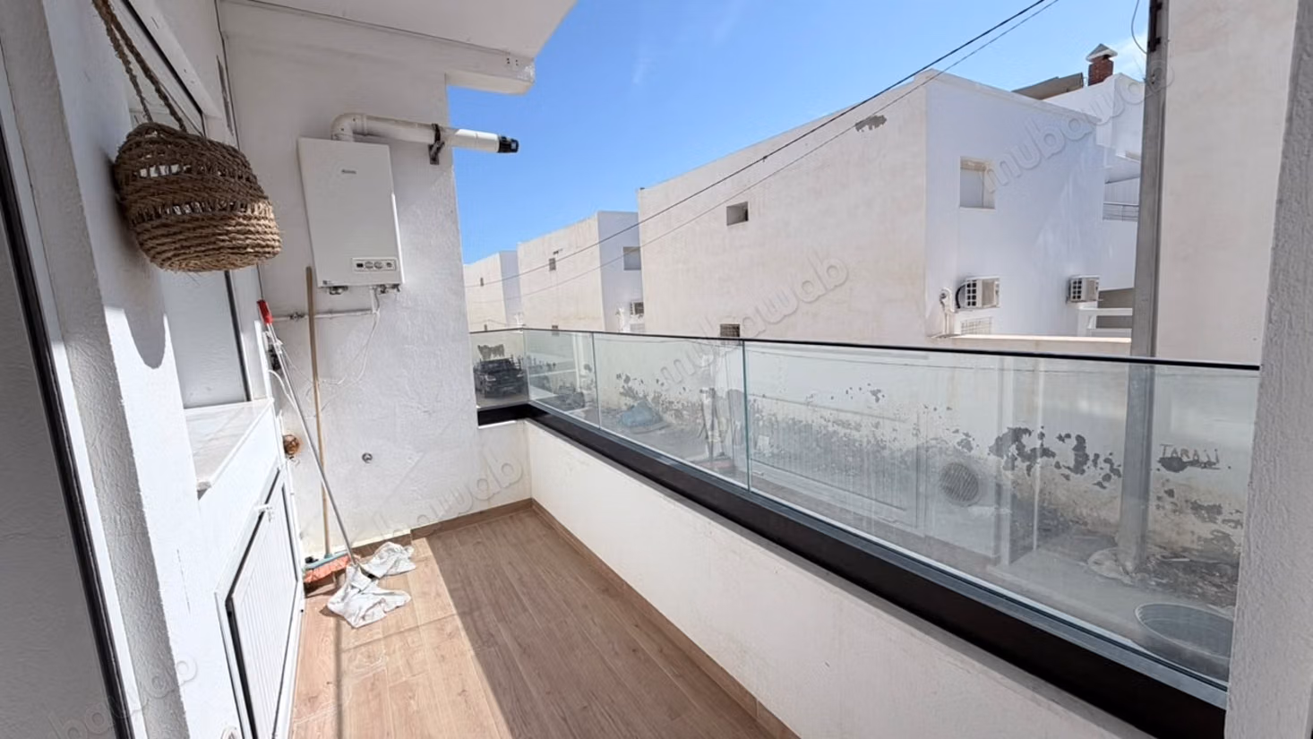 S3 vide avec une terrasse en location