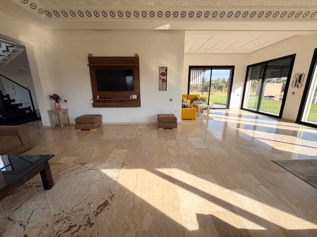 Villa meublé piscine terrain de foot et basketball 6 chambres