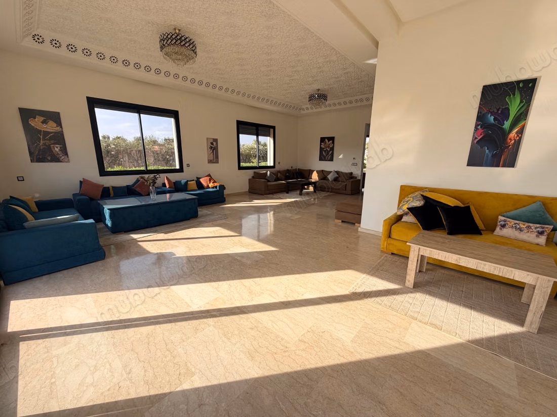 Villa meublé piscine terrain de foot et basketball 6 chambres