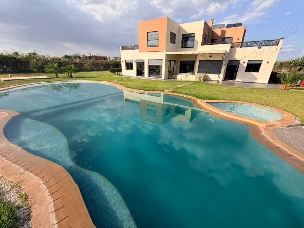 Furnished villa with pool, football and basketball court, 6 bedrooms
