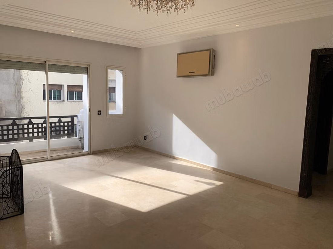Appartement à vendre à Triangle d'Or. 5 pièces confortables. Salon contemporain