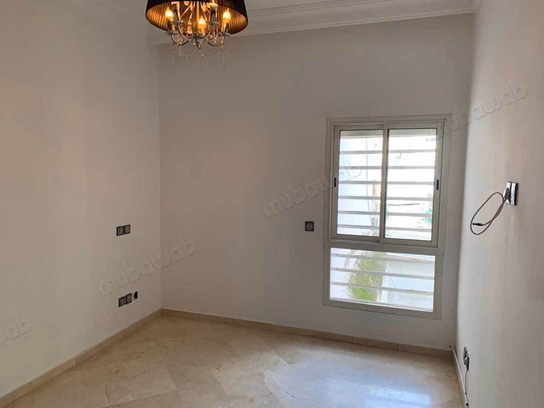 Appartement à vendre à Triangle d'Or. 5 pièces confortables. Salon contemporain