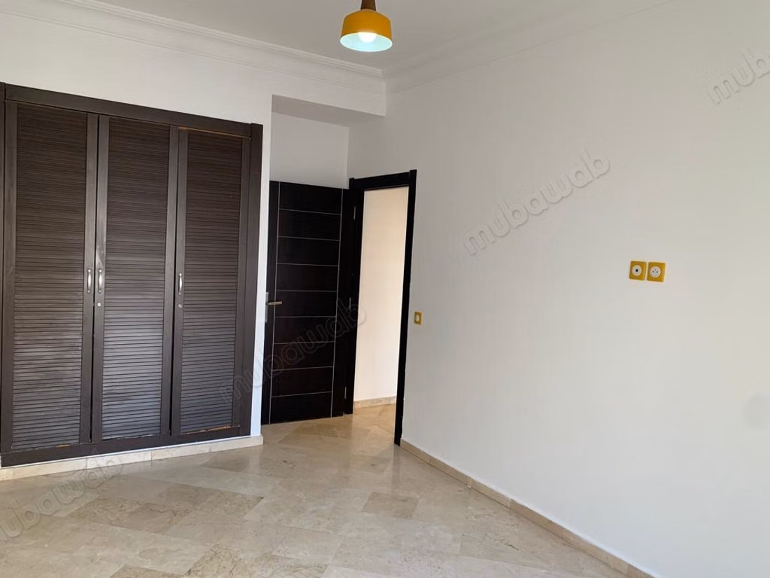 Appartement à vendre à Triangle d'Or. 5 pièces confortables. Salon contemporain