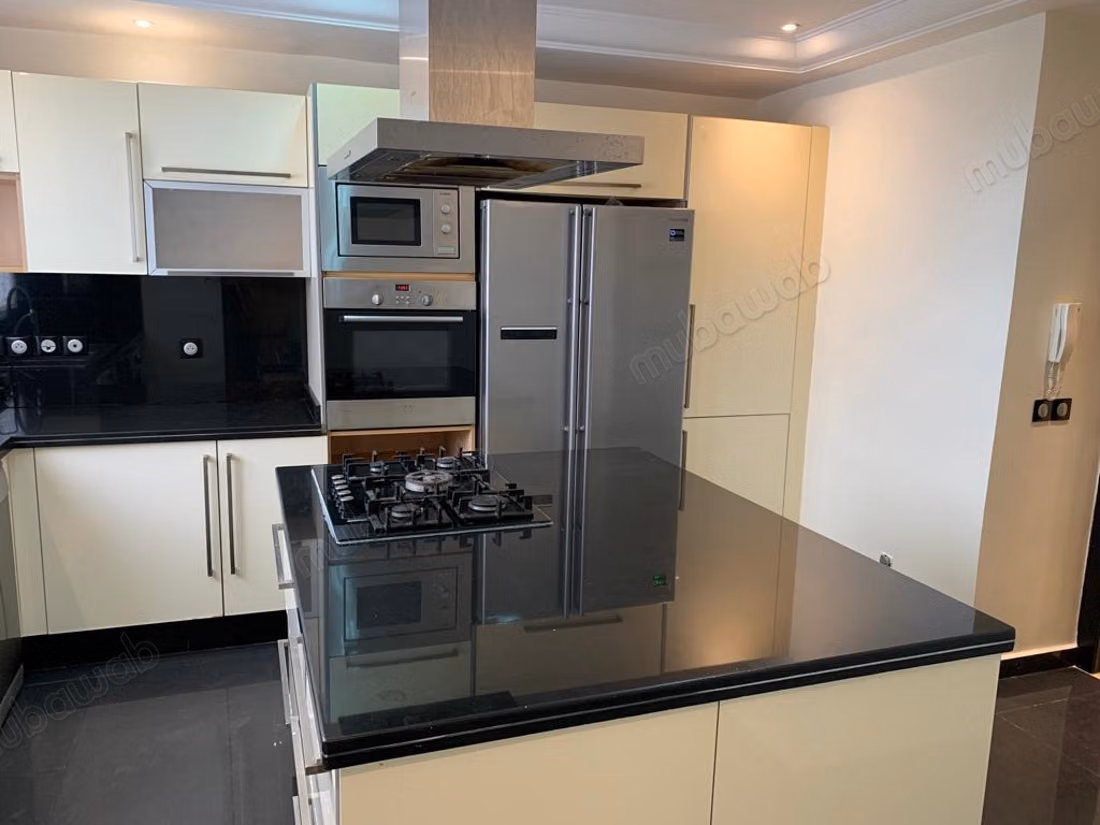 Appartement à vendre à Triangle d'Or. 5 pièces confortables. Salon contemporain
