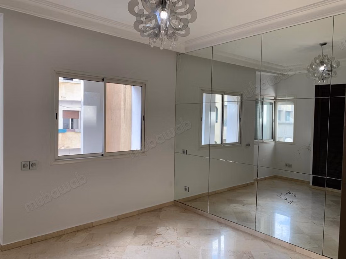 Appartement à vendre à Triangle d'Or. 5 pièces confortables. Salon contemporain