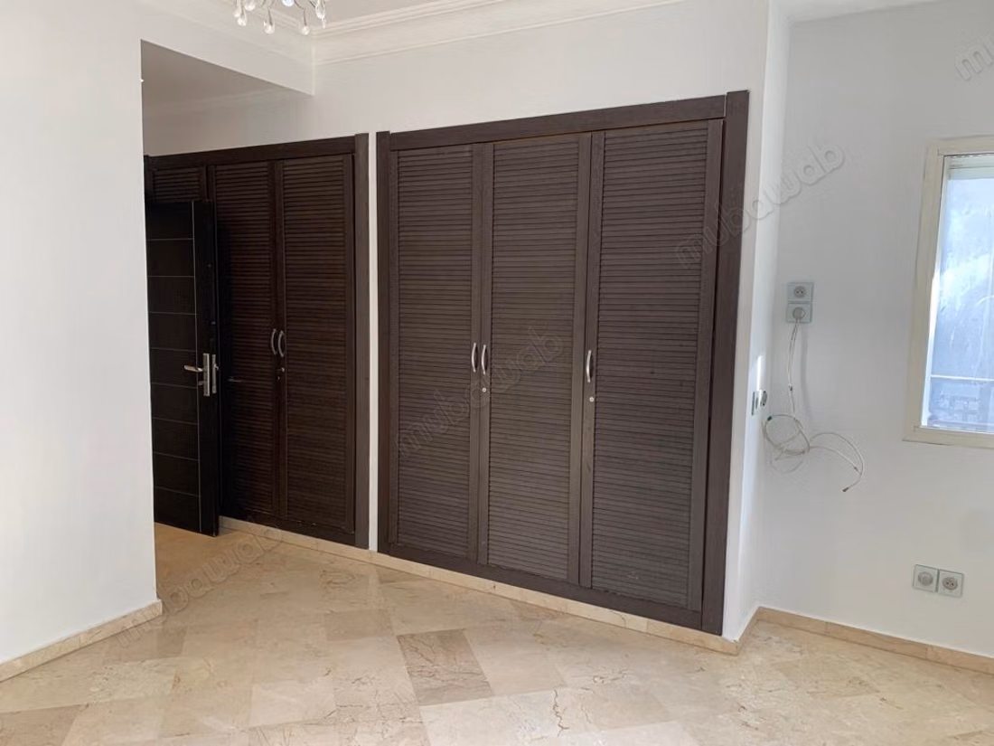 Appartement à vendre à Triangle d'Or. 5 pièces confortables. Salon contemporain