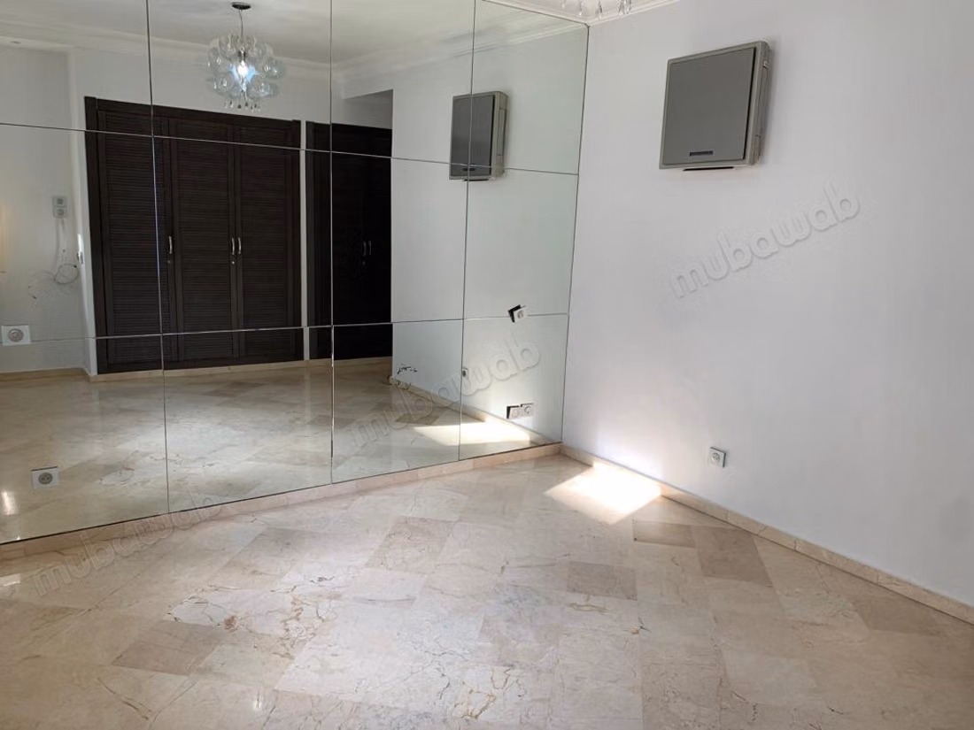 Appartement à vendre à Triangle d'Or. 5 pièces confortables. Salon contemporain