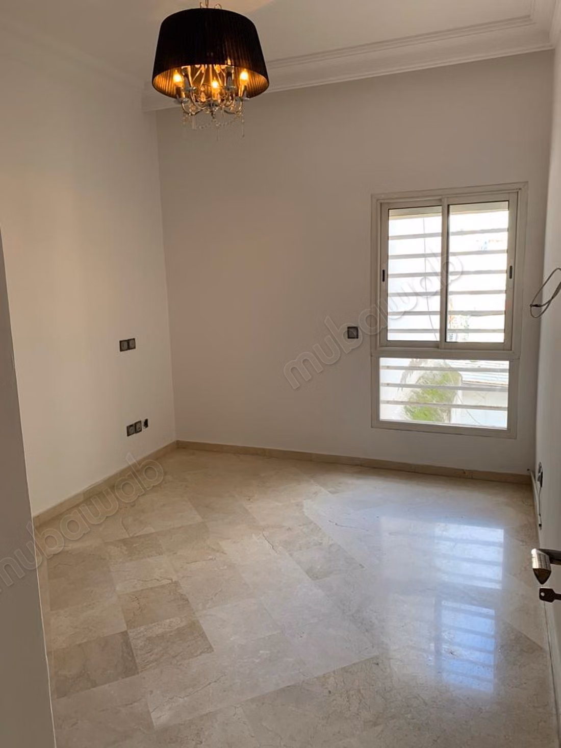 Appartement à vendre à Triangle d'Or. 5 pièces confortables. Salon contemporain