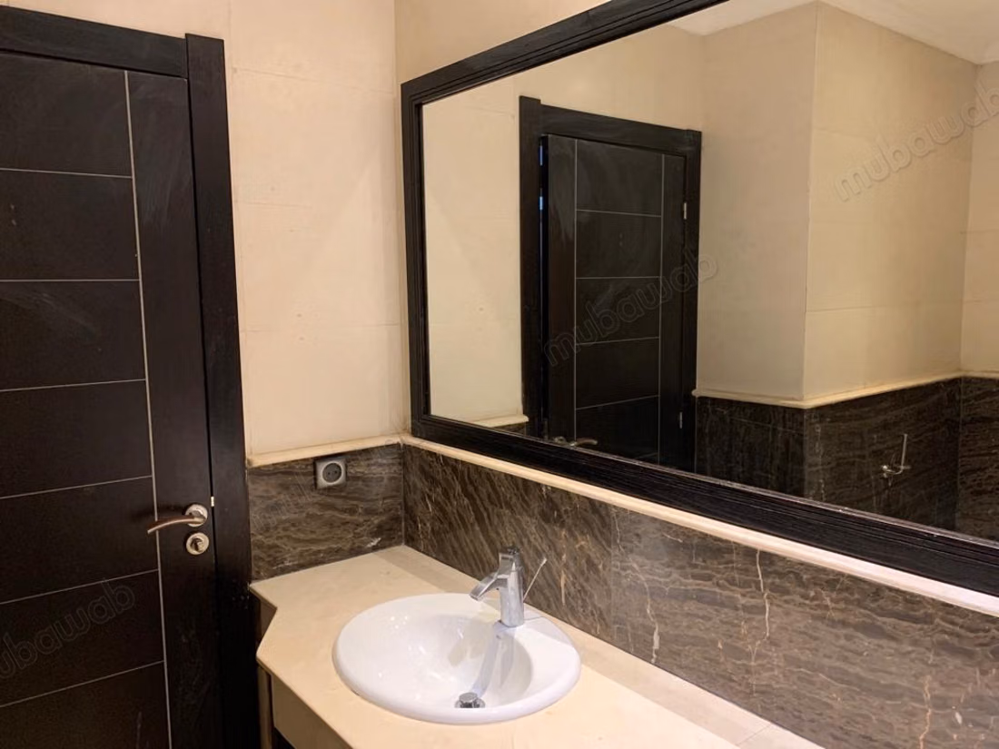 Appartement à vendre à Triangle d'Or. 5 pièces confortables. Salon contemporain
