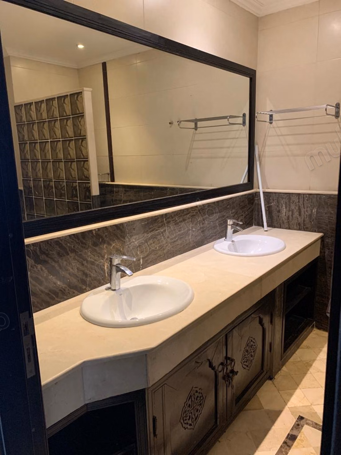 Appartement à vendre à Triangle d'Or. 5 pièces confortables. Salon contemporain