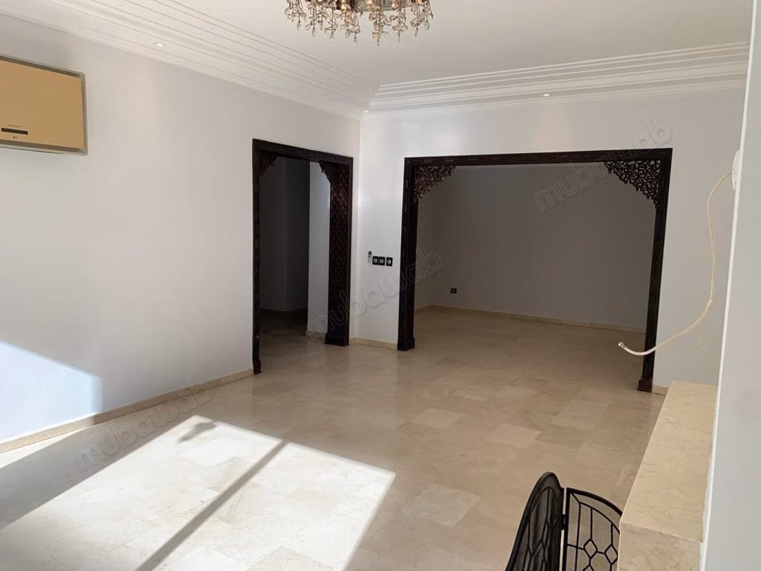 Appartement à vendre à Triangle d'Or. 5 pièces confortables. Salon contemporain