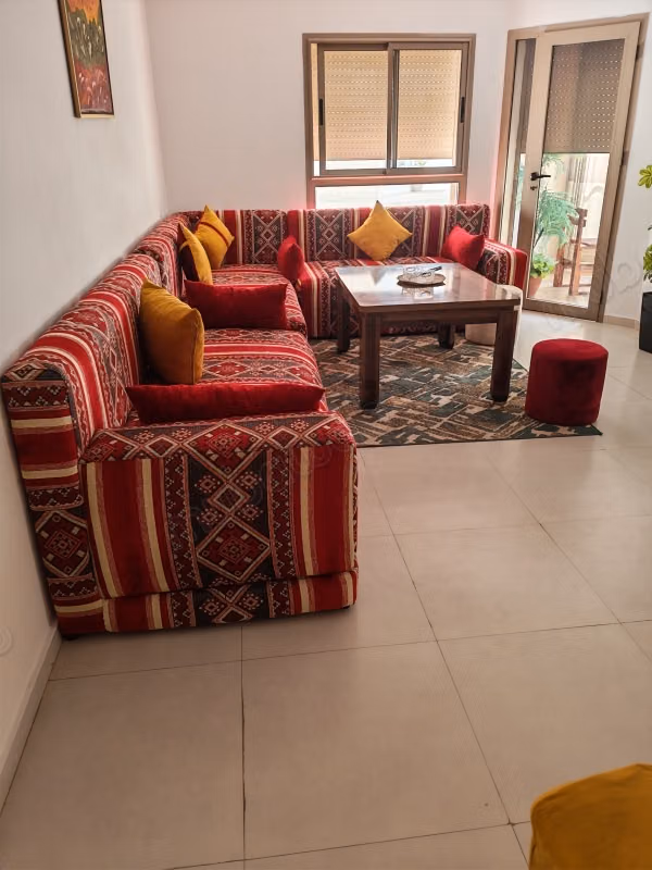 Prachtig appartement te huur in Anza. 2 kamers en 1 woonkamer. Lift en terras