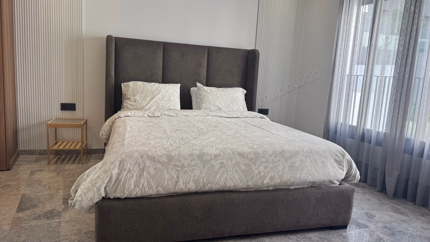 Louez cet appartement à Oasis. 
Superficie 45 m². 
Meublé