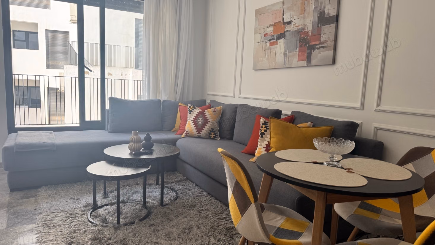 Louez cet appartement à Oasis. 
Superficie 45 m². 
Meublé