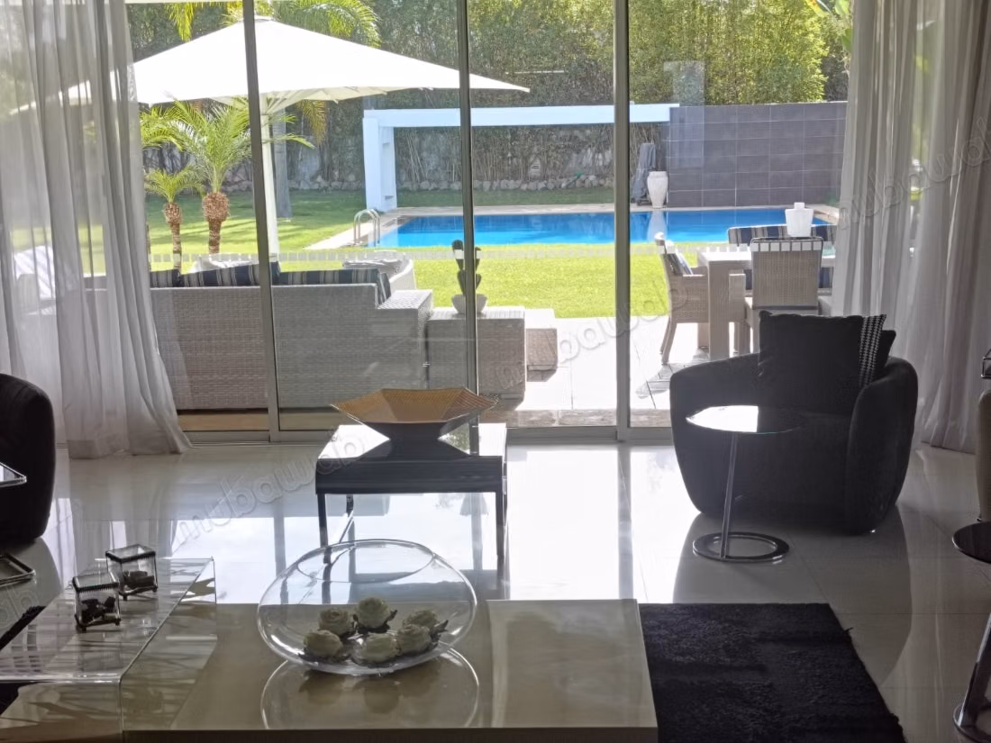 Maison de haut standing à vendre à Souissi. 
Surface totale 2000 m². 
Vue sur mer et porte blindée