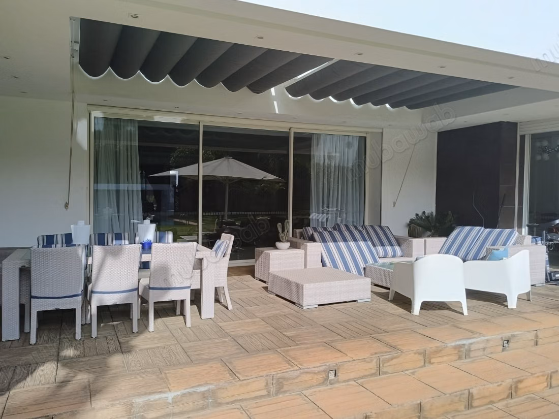 Maison de haut standing à vendre à Souissi. 
Surface totale 2000 m². 
Vue sur mer et porte blindée