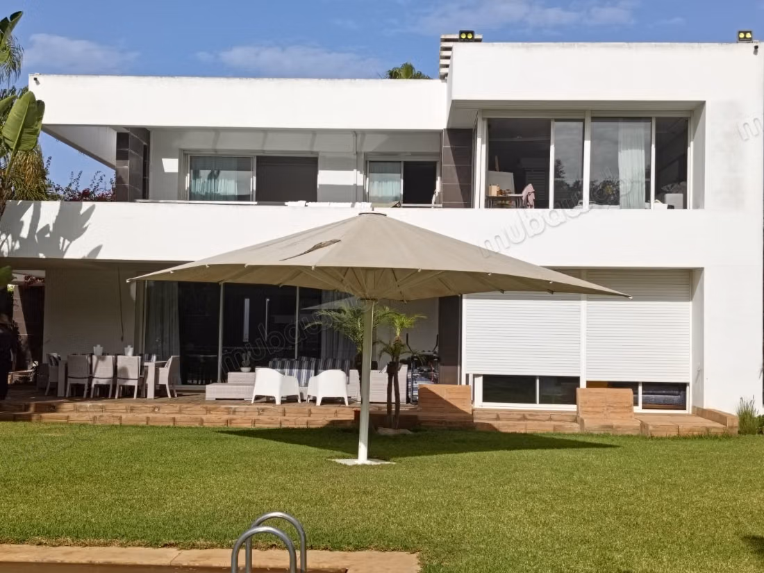 Maison de haut standing à vendre à Souissi. 
Surface totale 2000 m². 
Vue sur mer et porte blindée