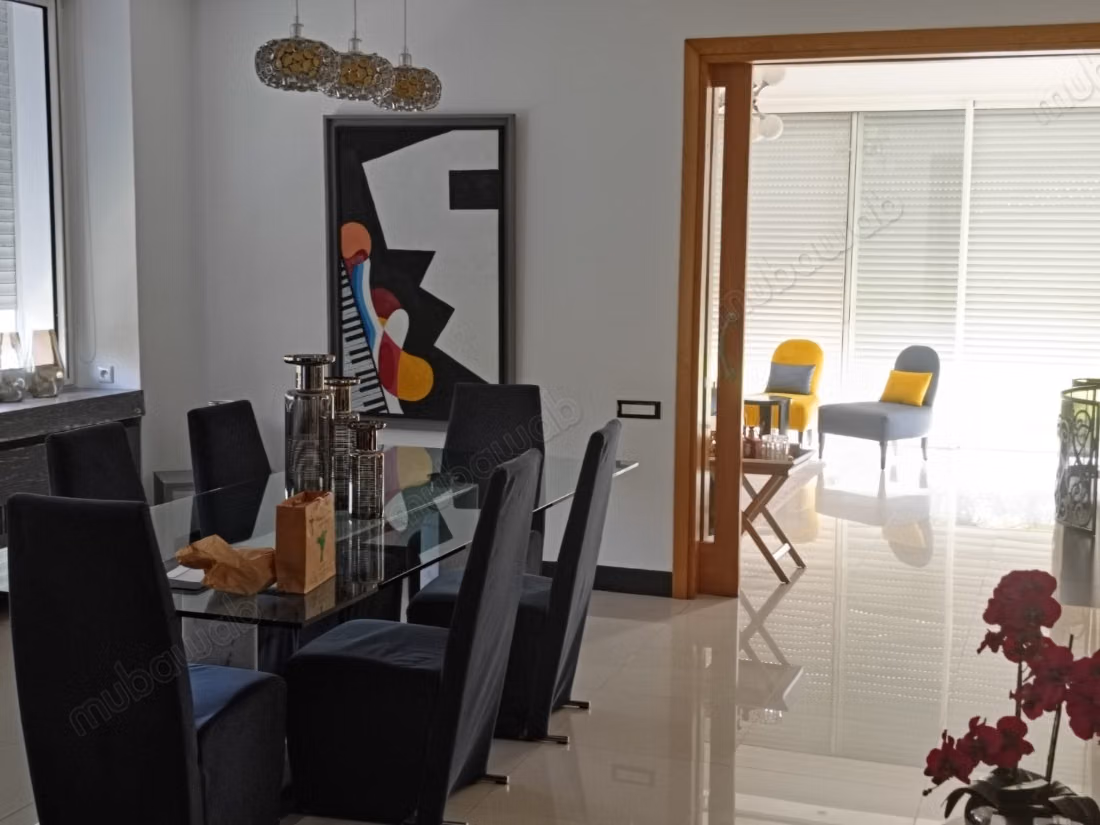 Maison de haut standing à vendre à Souissi. 
Surface totale 2000 m². 
Vue sur mer et porte blindée