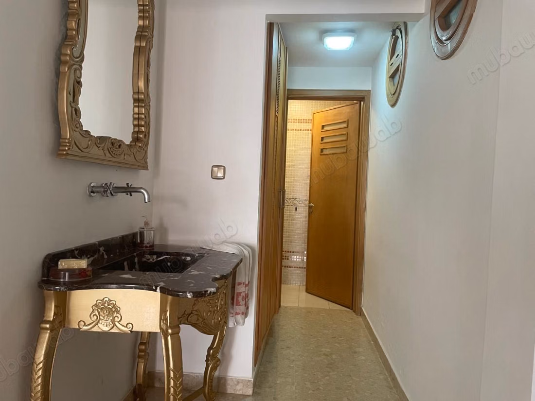 Superbe villa à louer à Founti. 
4 belles chambres. 
Meublé