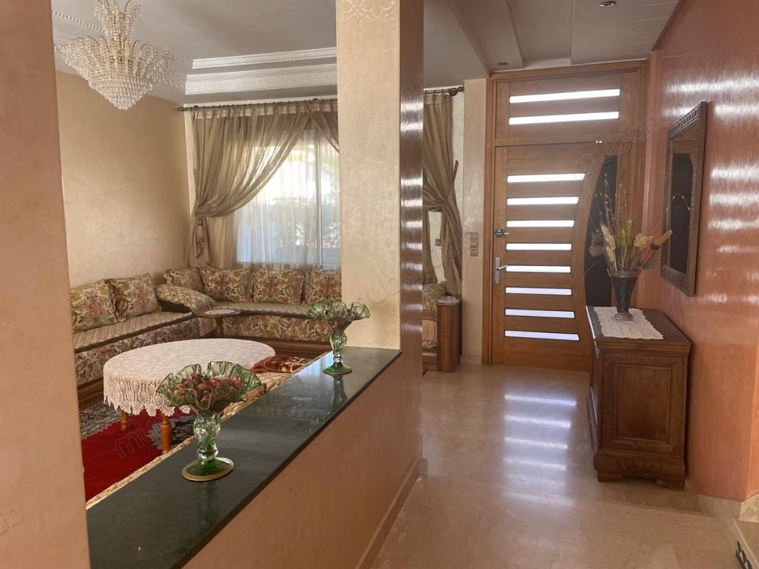 Superbe villa à louer à Founti. 
4 belles chambres. 
Meublé