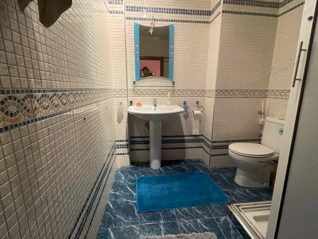 Superbe villa à louer à Founti. 
4 belles chambres. 
Meublé