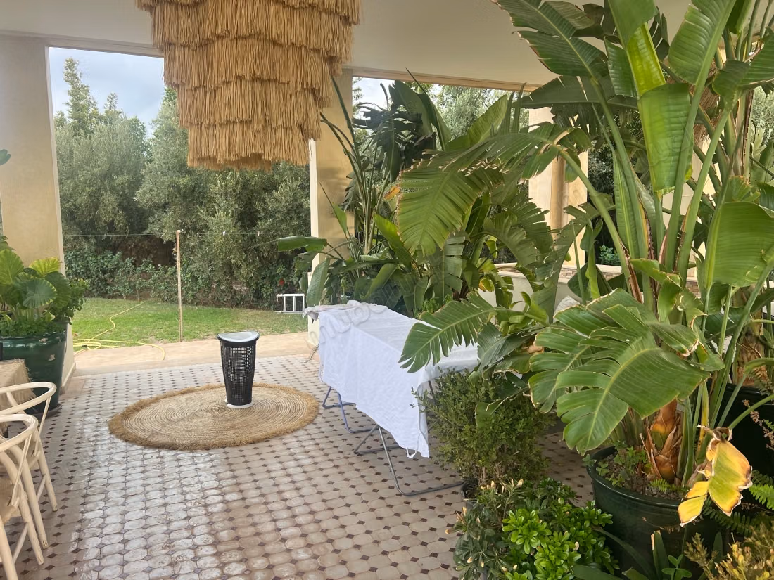 Superbe villa à louer à Route de l'Ourika. 
4 chambres. 
Cheminée, piscine