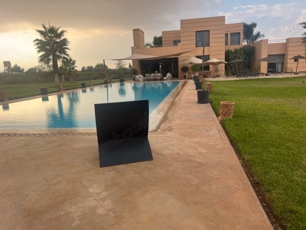 Superbe villa à louer à Route de l'Ourika. 
4 chambres. 
Cheminée, piscine