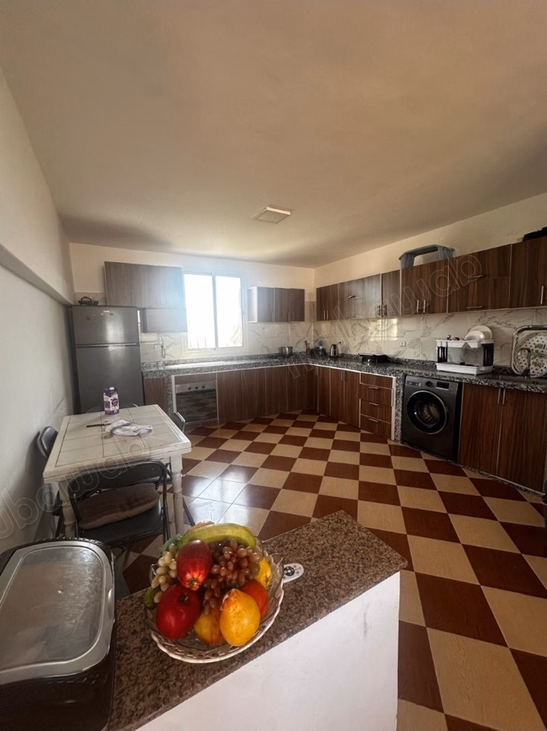 Somptueuse villa à vendre à Zone Industrielle. 9 pièces confortables. Places de parking et beau jardin