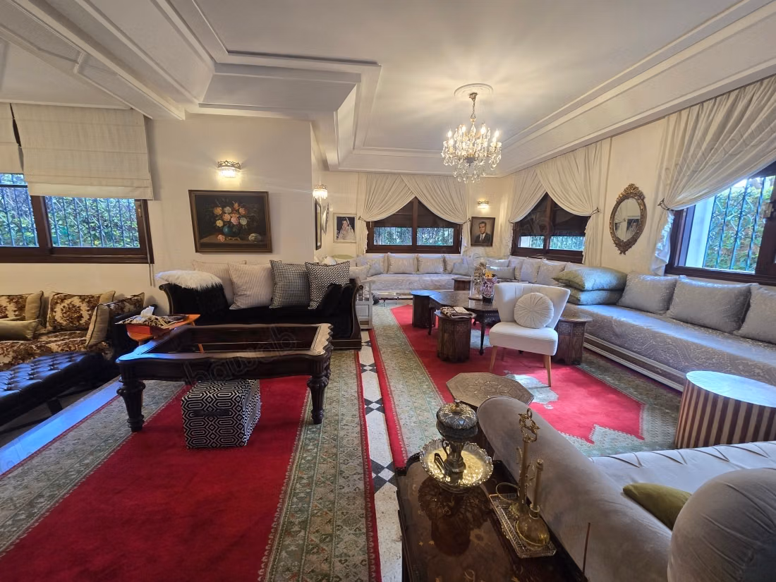 Villa de esquina para renovar en CIL