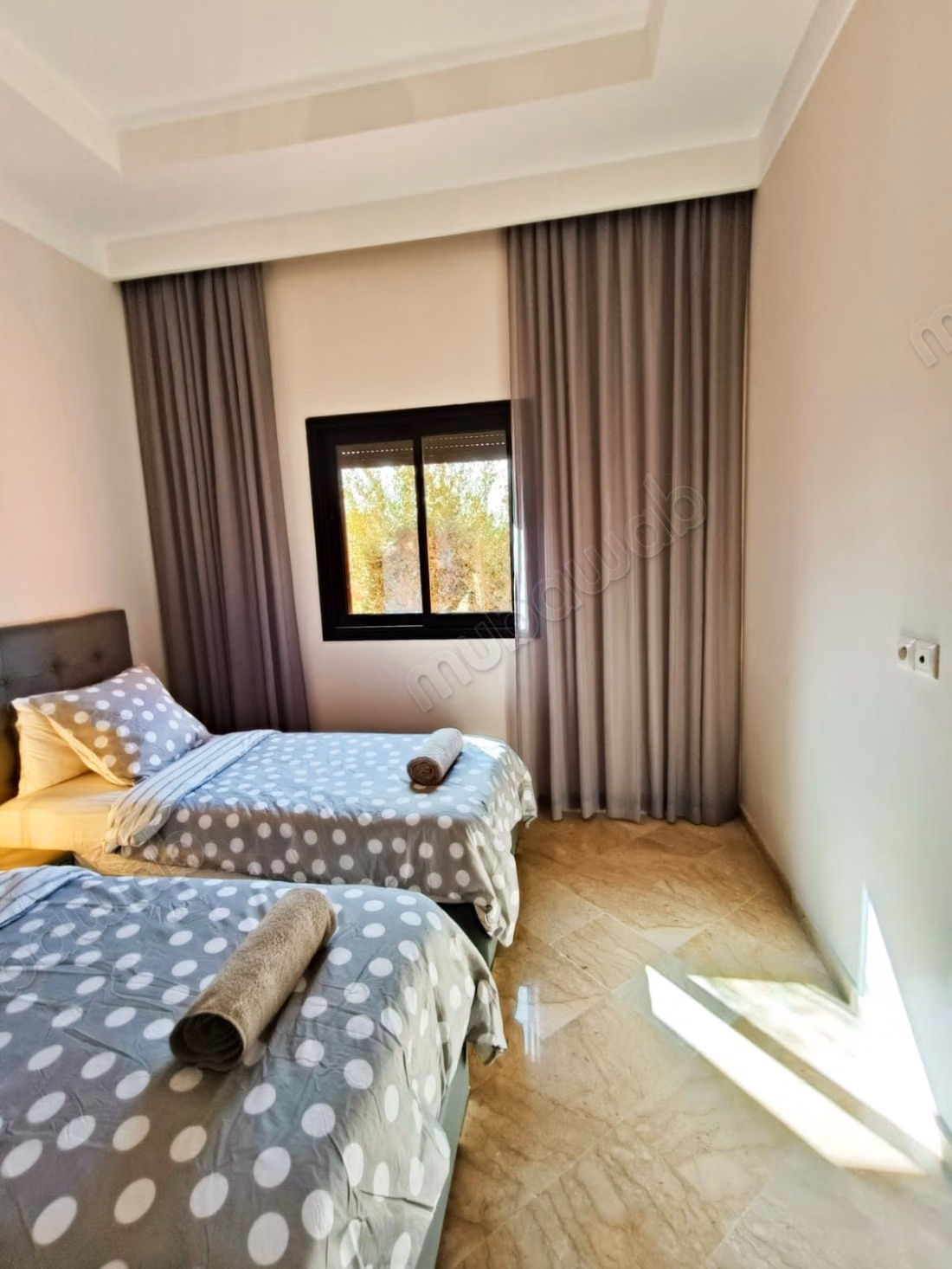 En un hermoso complejo cerrado con piscina, a 20 minutos del centro, bonito apartamento, 2 habitaciones, terraza