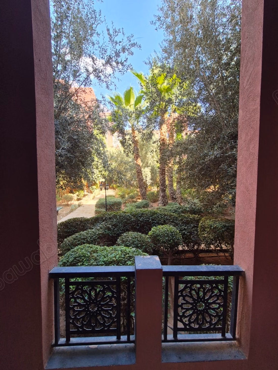 En un hermoso complejo cerrado con piscina, a 20 minutos del centro, bonito apartamento, 2 habitaciones, terraza