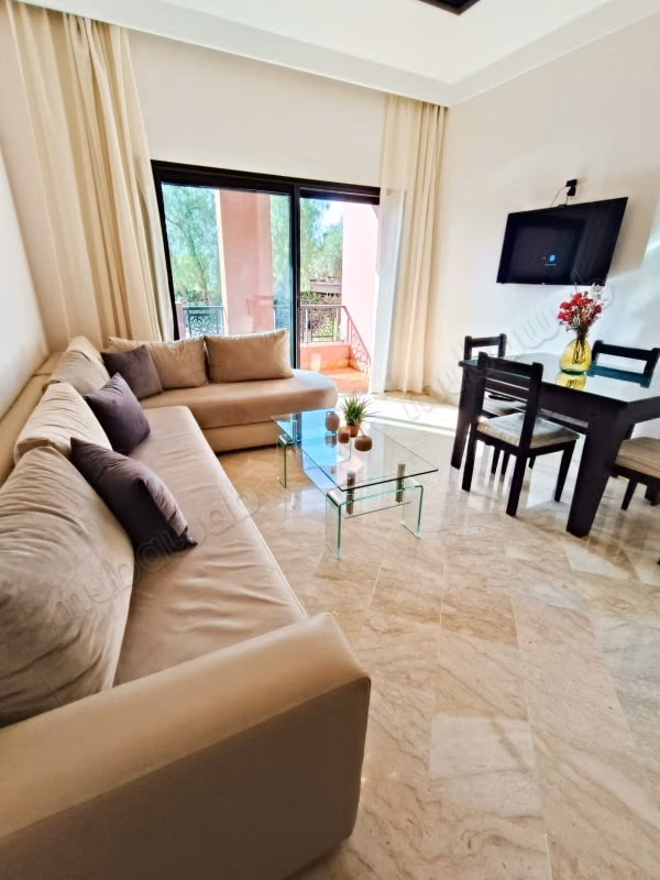 In un bel complesso chiuso con piscina, a 20 minuti dal centro, bel appartamento, 2 camere, terrazza