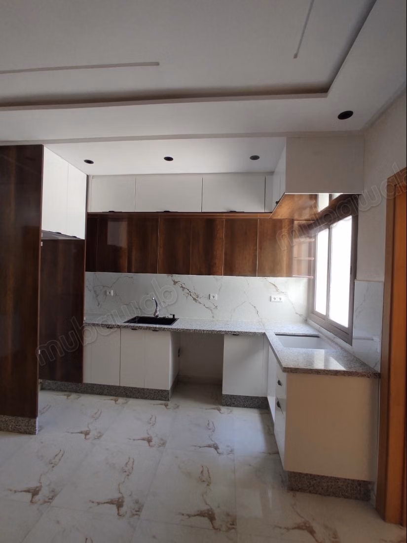 Bel appartement à vendre à Saïdia. 
2 grandes pièces. 
Cuisine bien équipée