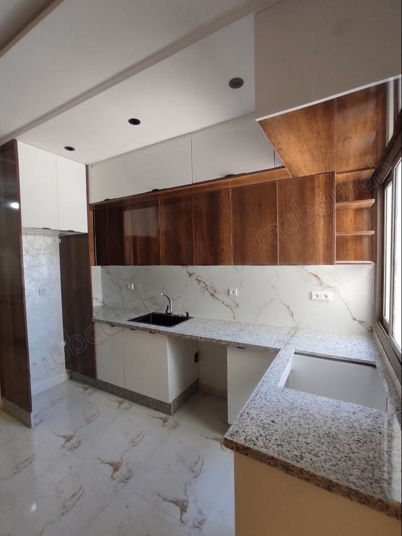Bel appartement à vendre à Saïdia. 
2 grandes pièces. 
Cuisine bien équipée