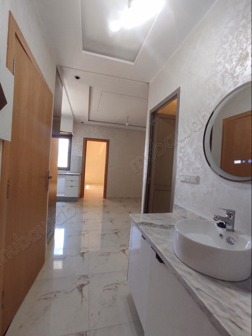 Bel appartement à vendre à Saïdia. 
2 grandes pièces. 
Cuisine bien équipée