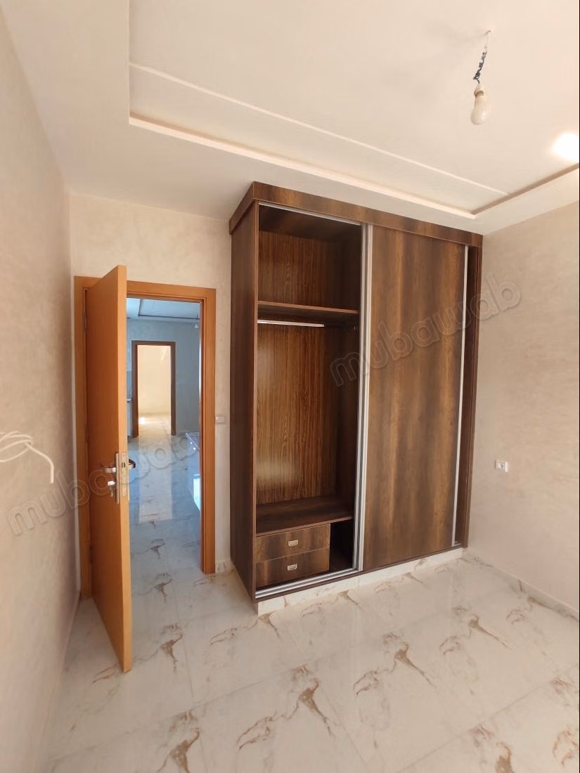 Bel appartement à vendre à Saïdia. 
2 grandes pièces. 
Cuisine bien équipée