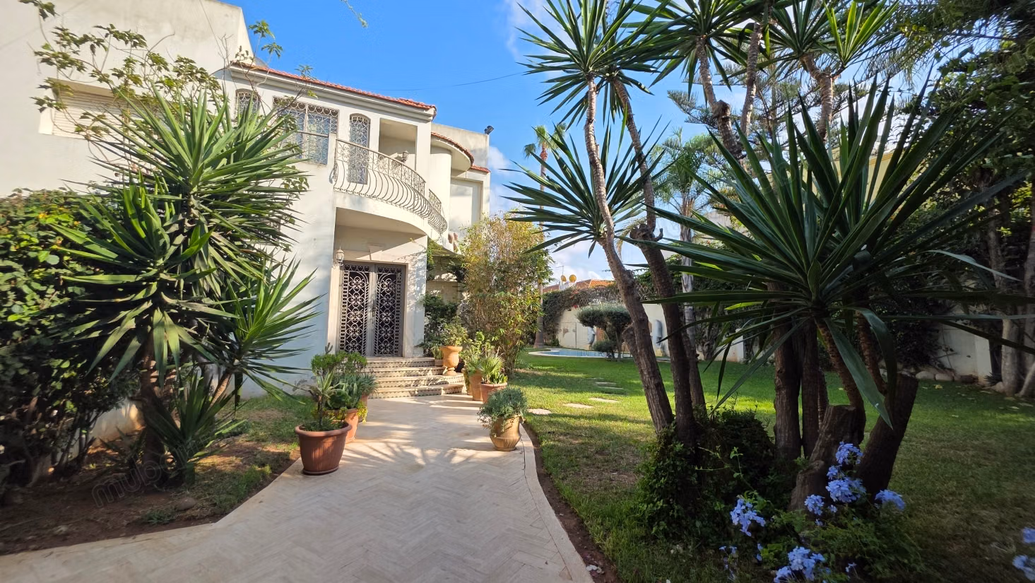 Villa en venta en la Oasis Jardín y piscina