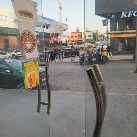 Hermoso local comercial en alquiler en Hay Hassani. Superficie de 37 m². Residencia con conserje