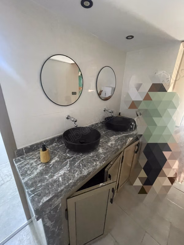Beau local à vendre à Hay Houda. Superficie 90 m². Fenêtres avec double vitrage et porte blindée