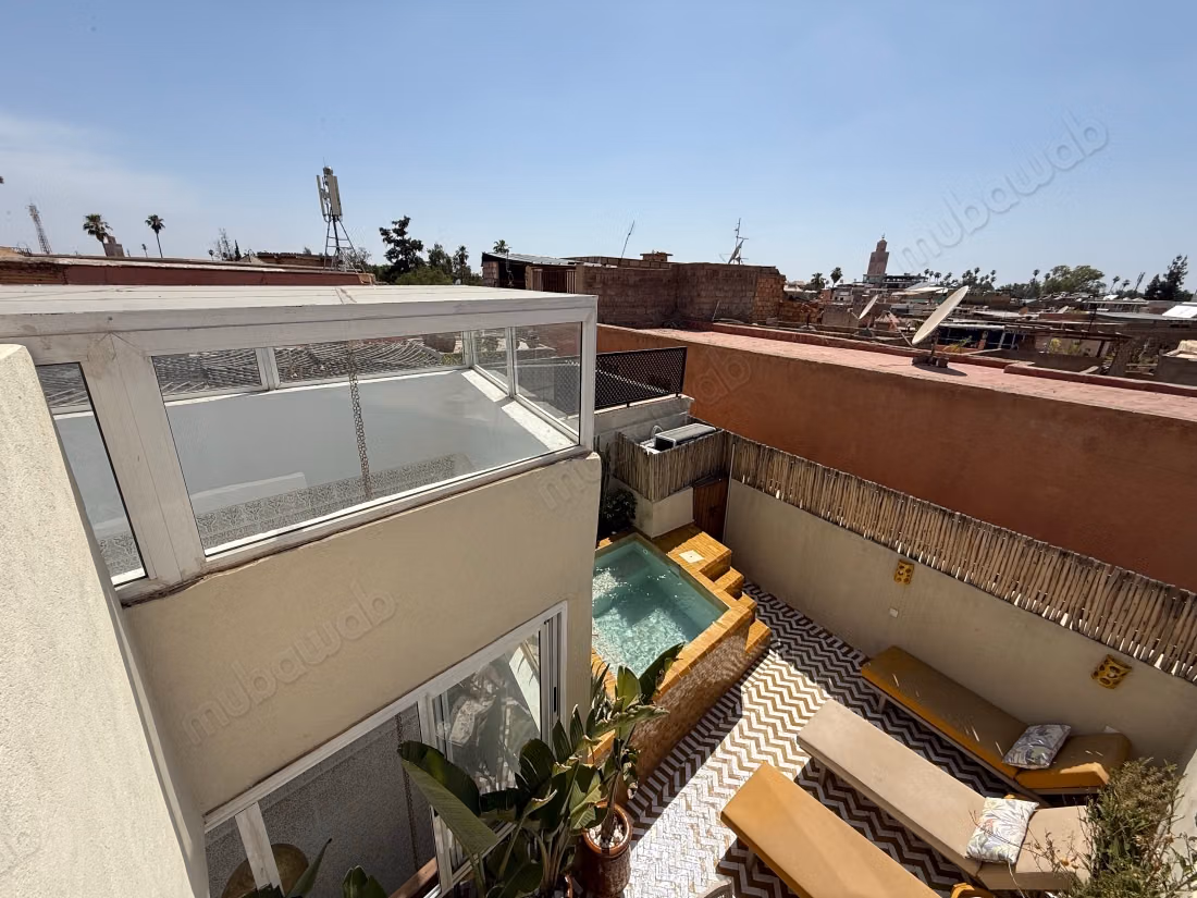 Superbe riad à vendre à Riad Zitoun. 4 chambres agréables. Salon Marocain, sécurité
