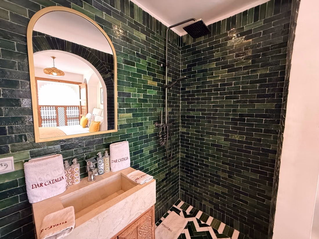 Superbe riad à vendre à Riad Zitoun. 4 chambres agréables. Salon Marocain, sécurité