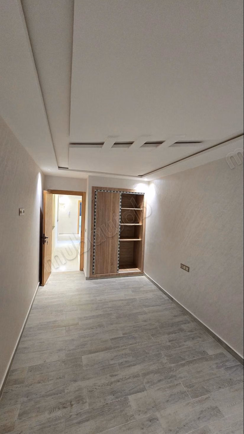 Impresionante apartamento en venta en Martil. 2 habitaciones grandes. Entorno tranquilo con vista a la montaña, puerta blindada