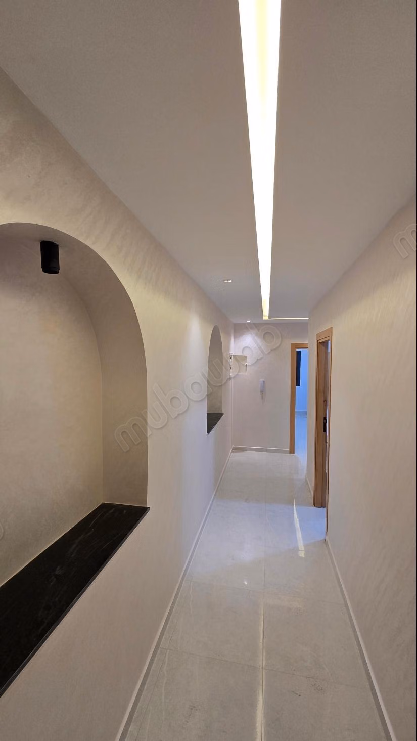 Impresionante apartamento en venta en Martil. 2 habitaciones grandes. Entorno tranquilo con vista a la montaña, puerta blindada