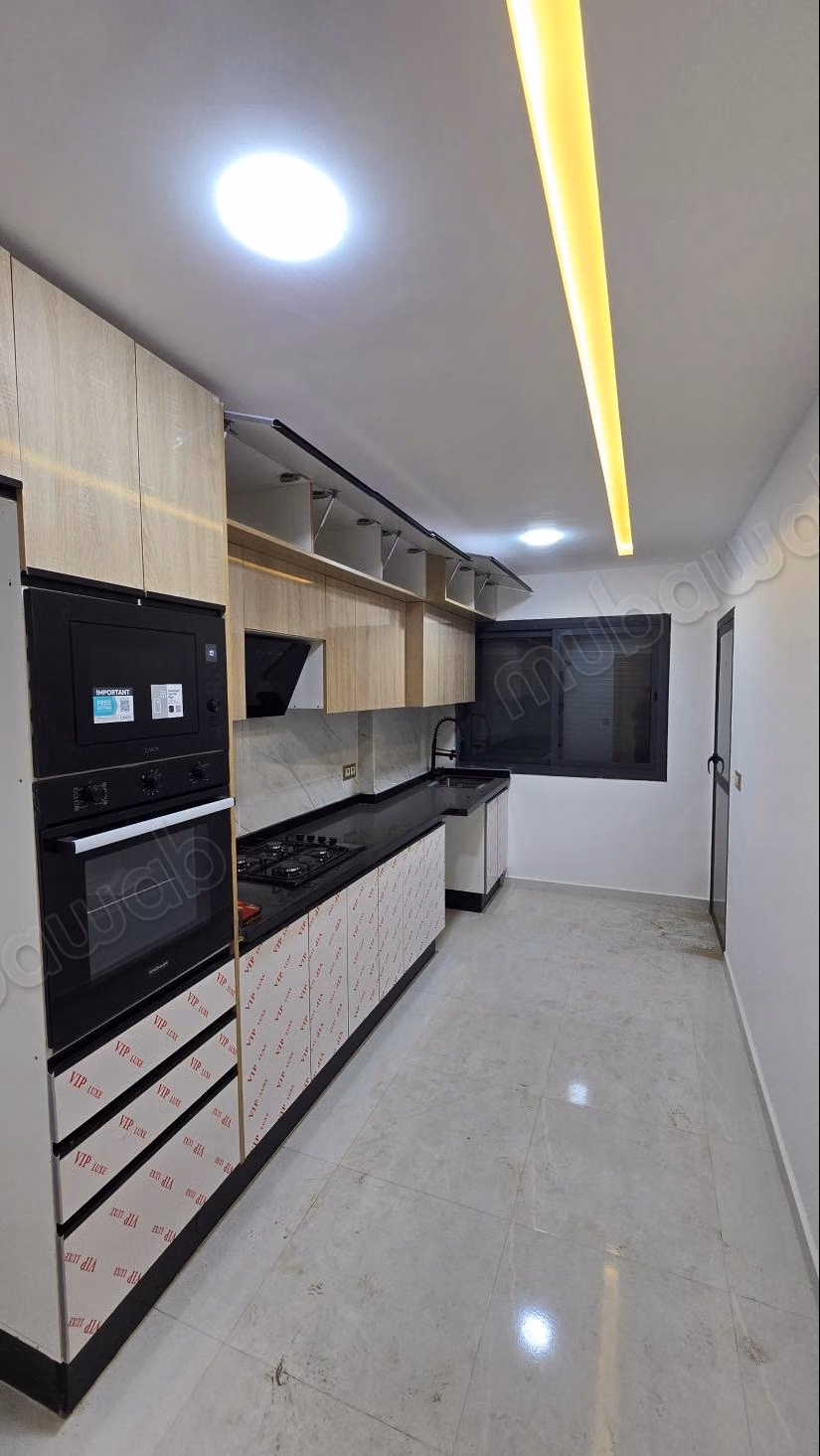 Impresionante apartamento en venta en Martil. 2 habitaciones grandes. Entorno tranquilo con vista a la montaña, puerta blindada