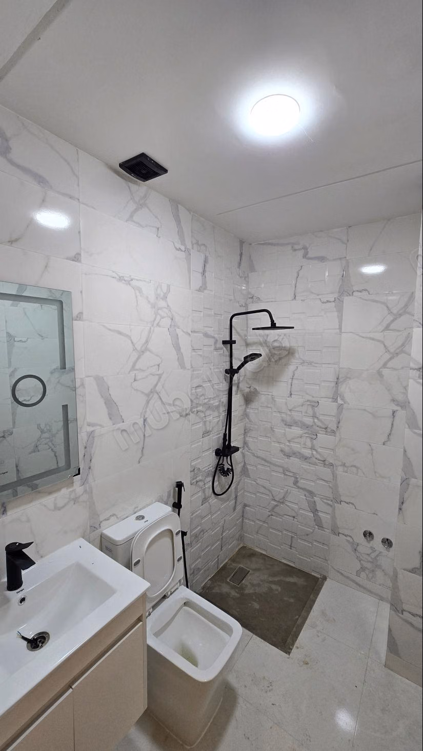 Impresionante apartamento en venta en Martil. 2 habitaciones grandes. Entorno tranquilo con vista a la montaña, puerta blindada