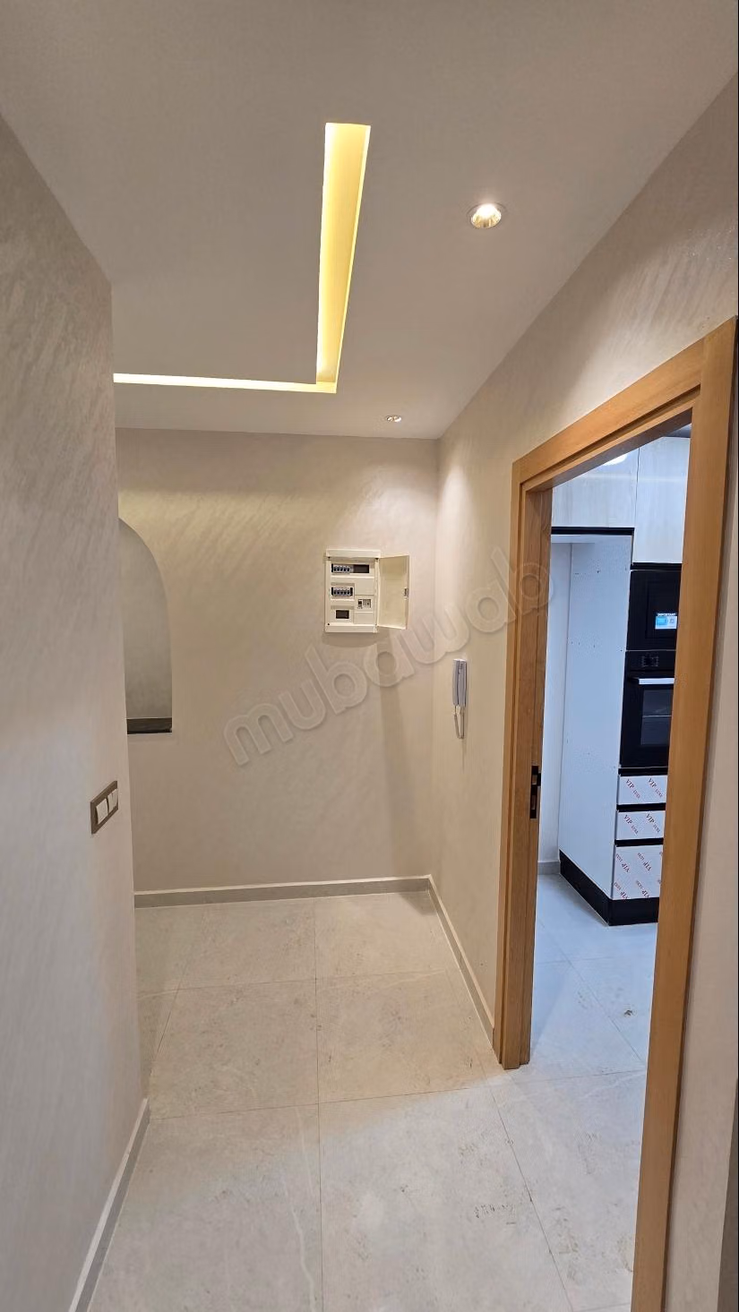 Impresionante apartamento en venta en Martil. 2 habitaciones grandes. Entorno tranquilo con vista a la montaña, puerta blindada