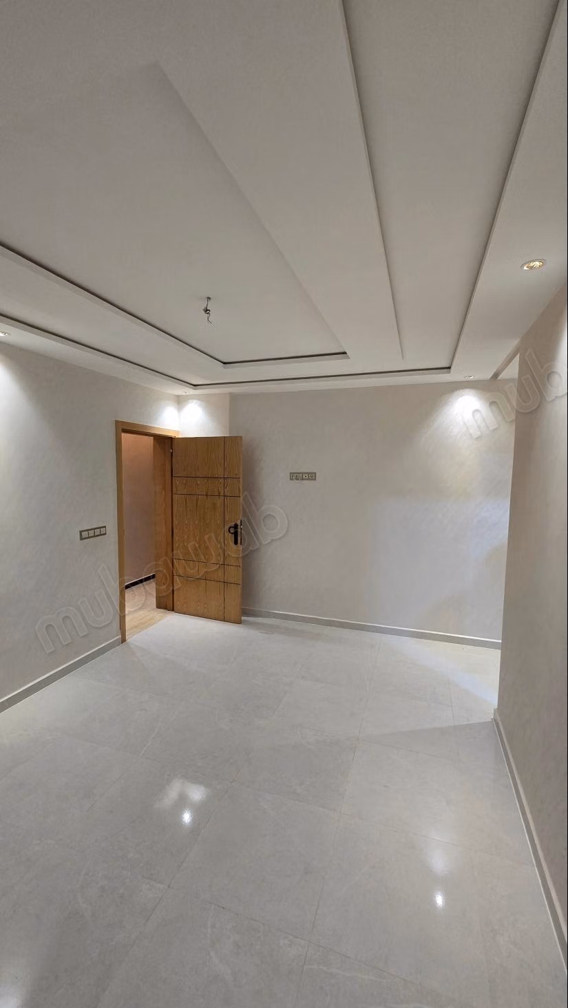 Impresionante apartamento en venta en Martil. 2 habitaciones grandes. Entorno tranquilo con vista a la montaña, puerta blindada